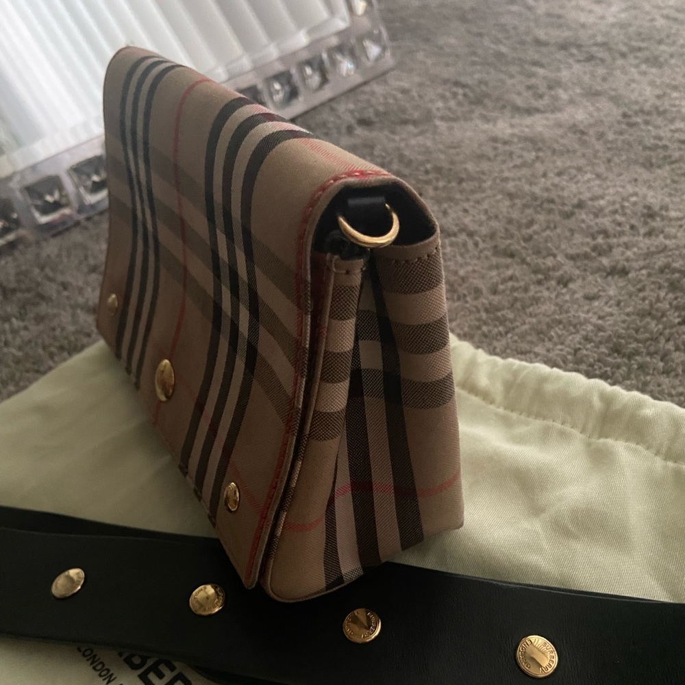 Womens crossbody Burberry bag comes with original packaging - Picture 4 of 8
